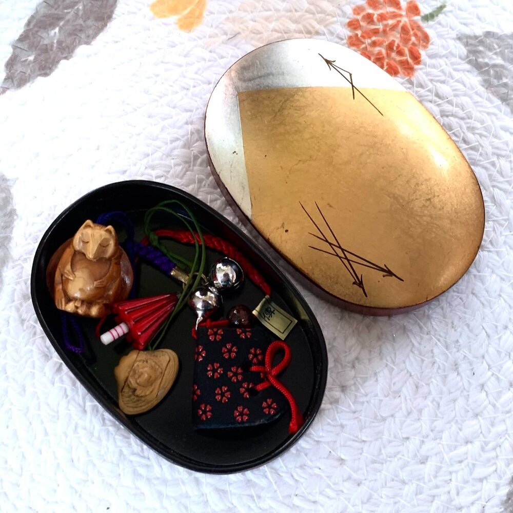 5pc Vtg Japanese Charms in a Box - Picture 2 of 11